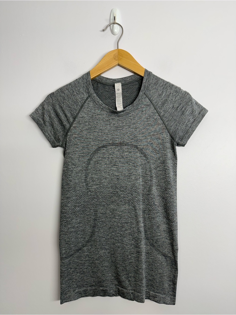 15: Lululemon Swiftly Breathe Short Sleeve Shirt Slate / White Size 4